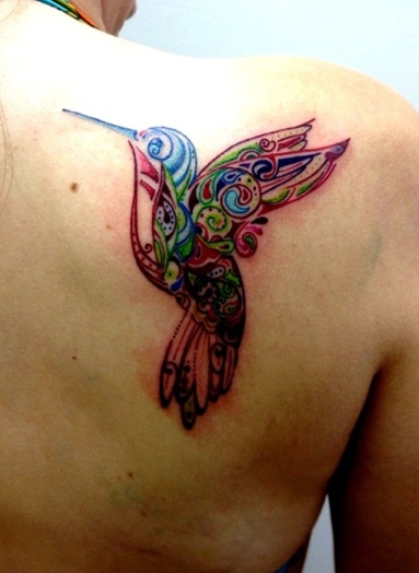 Σχέδια τατουάζ Hummingbird στο πάνω μέρος της πλάτης