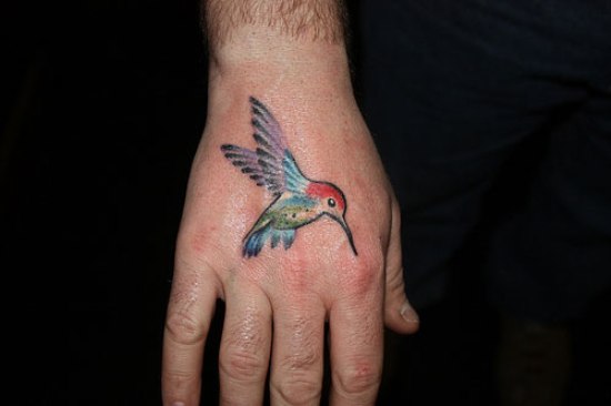 Μικρό τατουάζ κολιμπρί στο χέρι