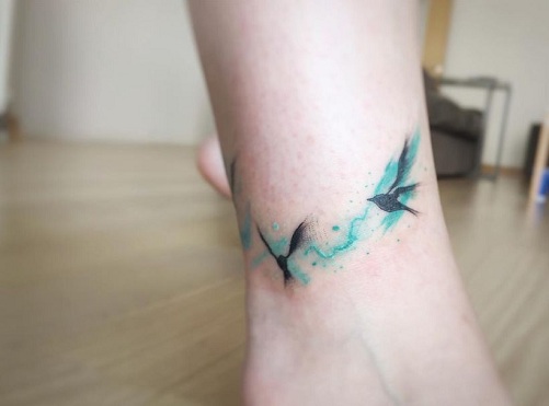 abstrakti lintu tatuointi