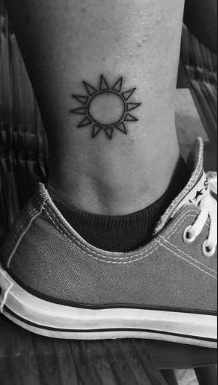 Abstrakti auringon tatuointi