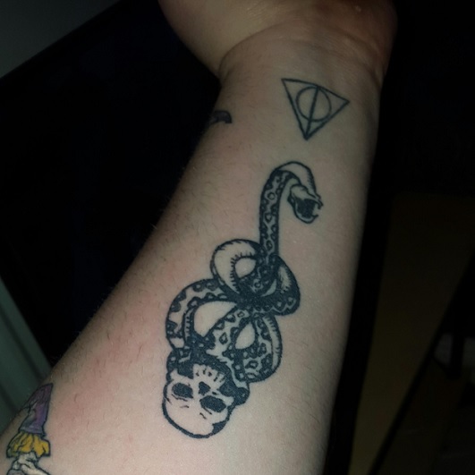 Nagini ja kuoleman varjeluksen tatuointi