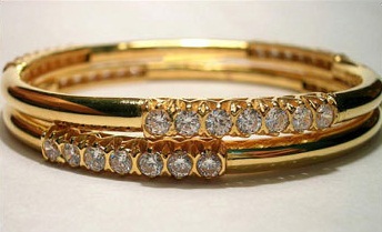 Σχεδιαστής Gold Bangles Studded with Diamonds