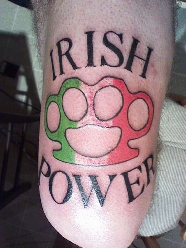 Ihana Irlannin lipun tatuointisuunnittelu
