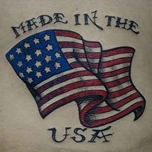 Aaltoilevat Amerikan lipun tatuoinnit