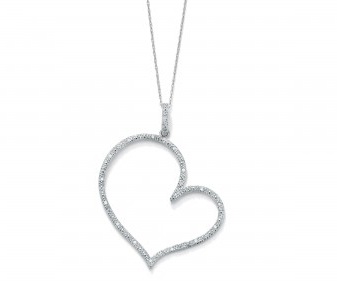 Διαμάντι πάνω από ασημένιο μενταγιόν σε σχήμα καρδιάς και αλυσίδα σχοινιού