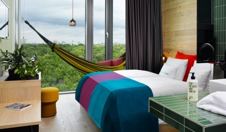 design-hotell-tyskland-sovrum-urban-stil-25-timmars-hotell-bikini