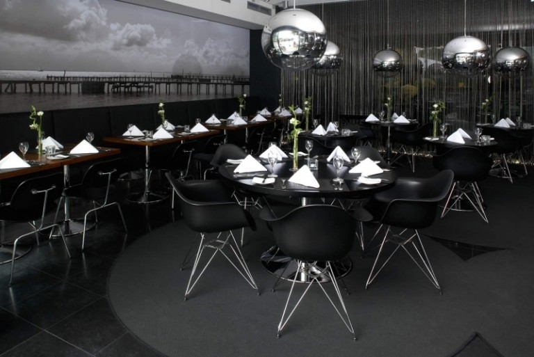 design-hotell-tyskland-ueberfluss-bremen-restaurang-svart-eames-stol