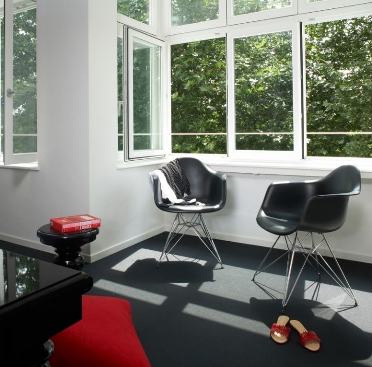 design-hotell-tyskland-ueberfluss-bremen-zimmer-svart-vit-eames-stol