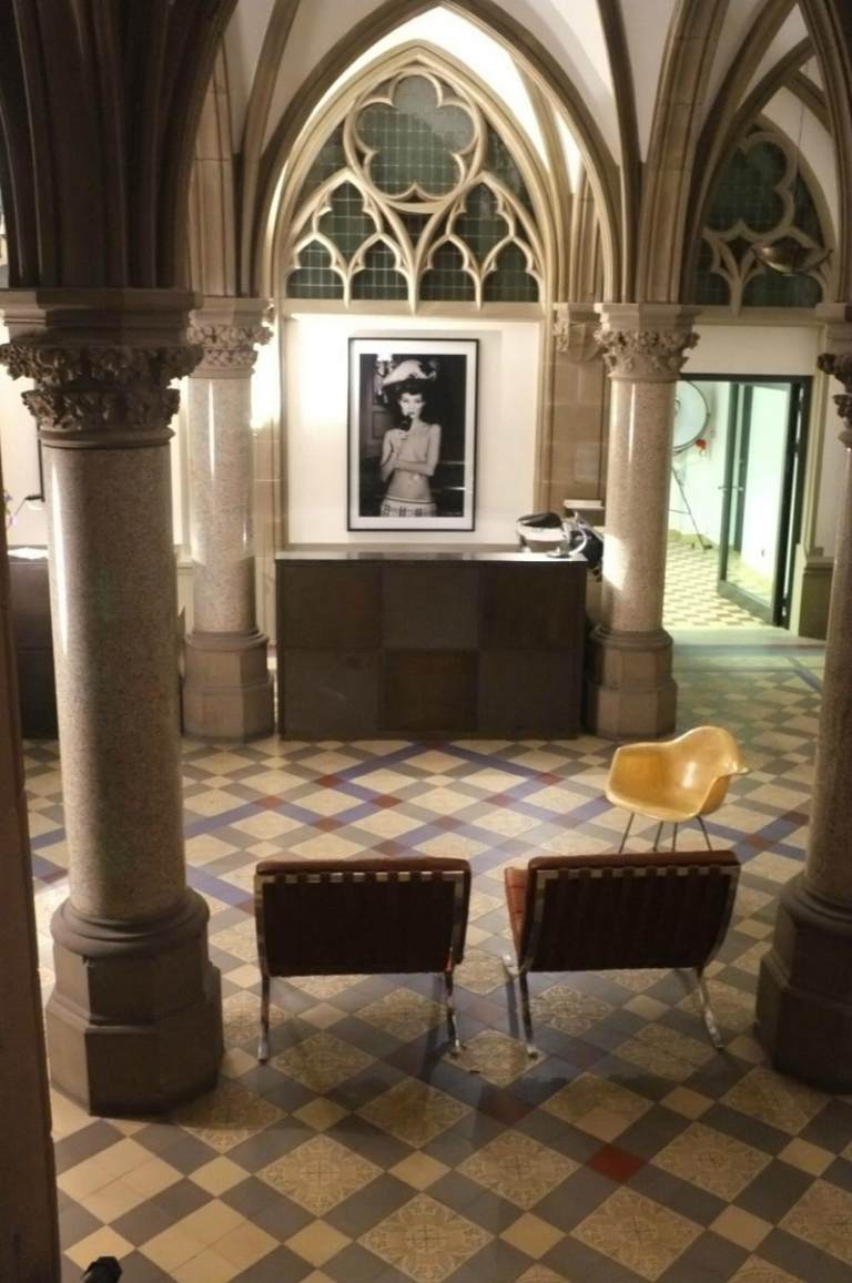 design-hotell-tyskland-qvest-koeln-gothik-atrium-mottagning