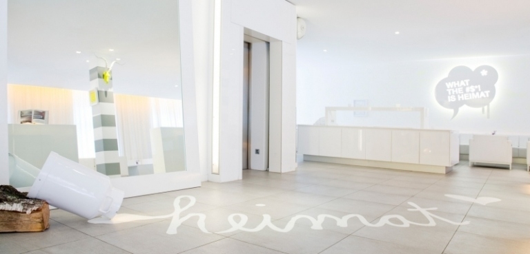 design-hotell-tyskland-ren-frankfurt-lobby-minimalistisk-vit