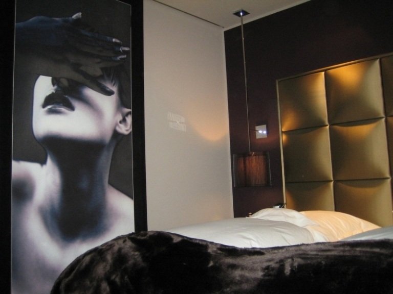 design-hotell-tyskland-roomers-frankfurt-hotellrum-ädla-mörka-metalliska-färger