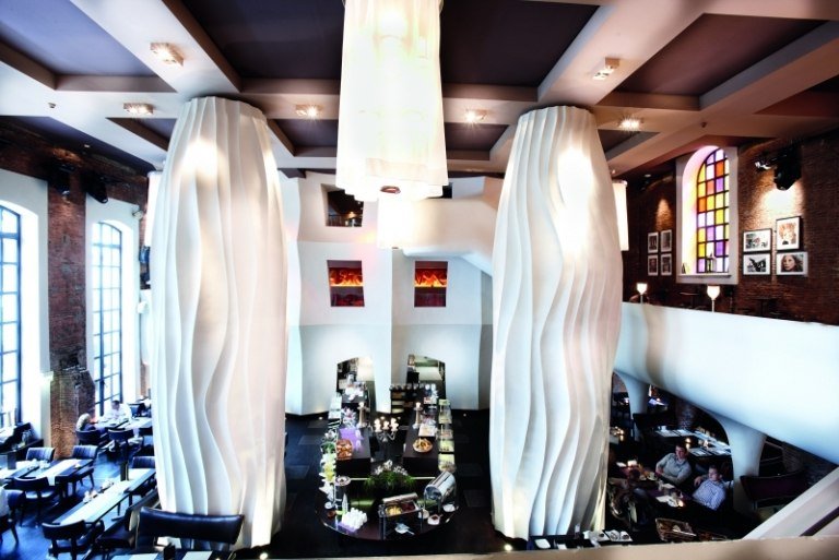 design-hotell-tyskland-östra-hamburg-restaurang-kolumner-svart-vitt