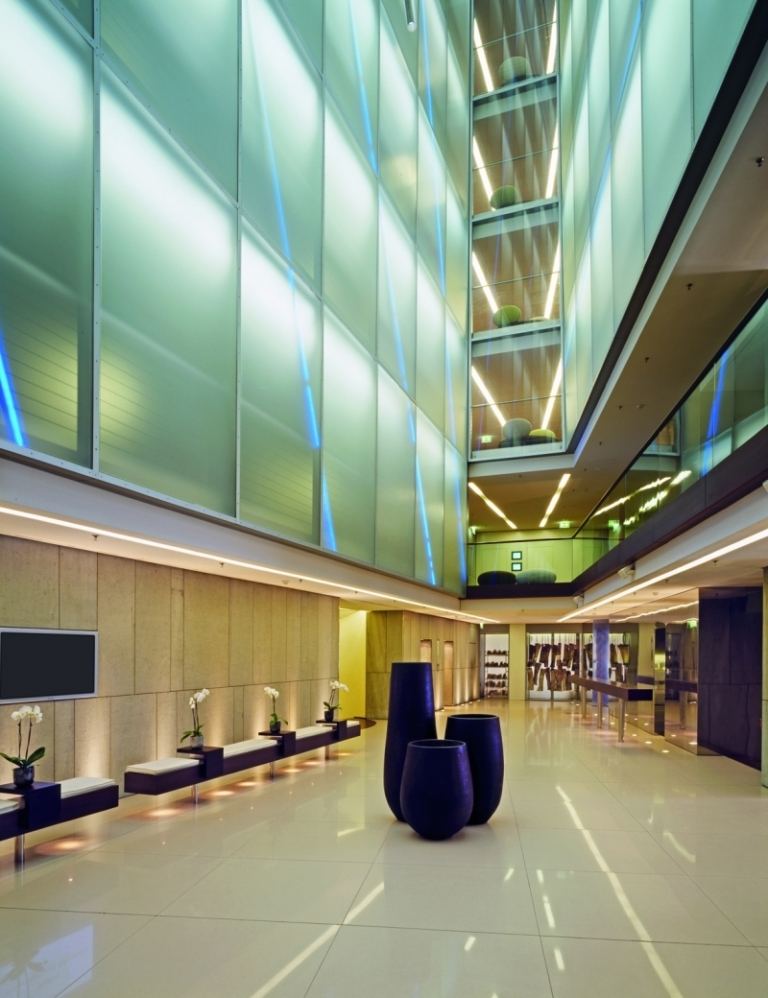 design-hotell-tyskland-sida-hamburg-atrium-lampor-glasväggar
