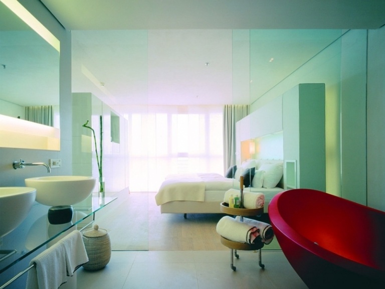 design-hotell-tyskland-sida-hamburg-hotellrum-elegant-glas-vägg-badrum
