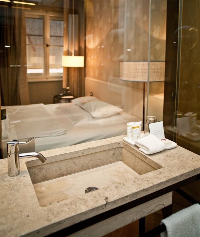design-hotell-tyskland-cortina-muenchen-badrum-natursten-glasvägg