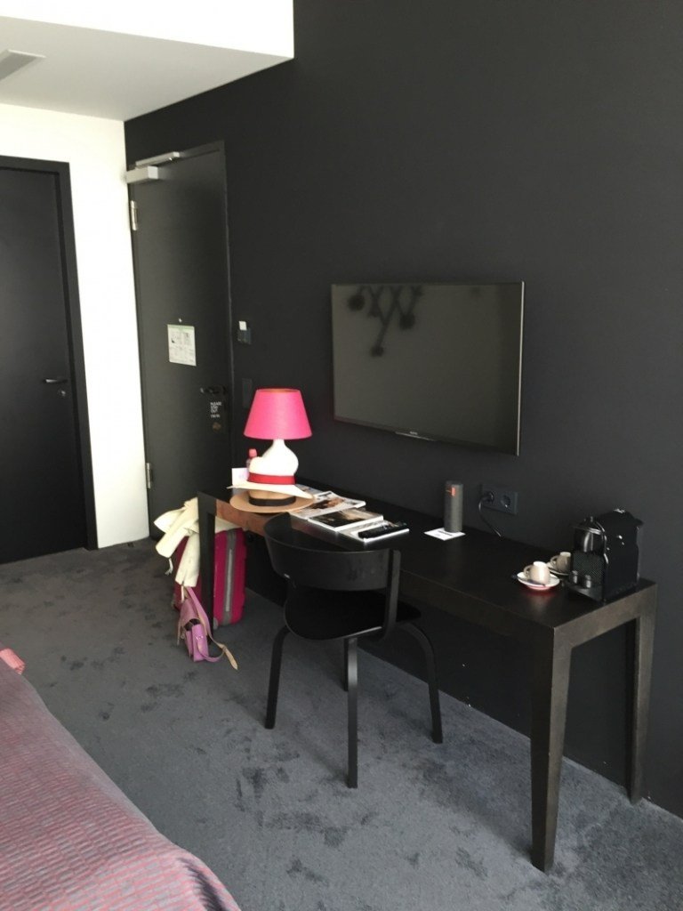 design-hotell-tyskland-The-Flushing-Meadows-munchen-svart-skänk-hotellrum