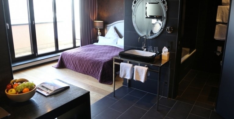design-hotell-tyskland-la-maison-svart-hotellrum-dåligt