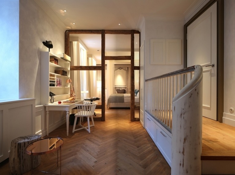 Designhotell i Tyskland -la-maison-hotellrum-parkettgolv-vitt-vintage-mdoern