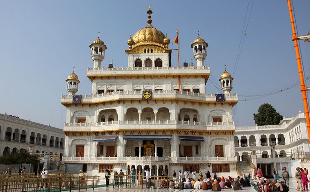 Το Akal Takhat Sahib (Ο θρόνος του Παντοδύναμου, Ο Αθάνατος Θρόνος) είναι ο κόμβος της πολιτείας των Σιχ και μέρος του Συγκροτήματος Harmandir Sahib (Χρυσός Ναός). Το Akal Takht Sahib αποκαλύφθηκε από τον Guru Har Gobind Sahib στις 15 Ιουνίου 1606. Το 1606, το κτίριο του Akal Takht Sahib ήταν μια μονοκατοικία. Ο θεμέλιος λίθος τέθηκε από τον ίδιο τον Guru Har Gobind Sahib και ολόκληρο το κτίριο κατασκευάστηκε από τον Baba Buddha και τον Bhai Gurdas. Μόνο οι υψηλότεροι σεβαστοί και φωτισμένοι Σιχ είχαν τη δυνατότητα να συμμετάσχουν στη διαδικασία κατασκευής του Takhat Sahib, το απλό προσωπικό ή οι τέκτονες δεν επιτρέπεται να συμμετέχουν σε αυτό.