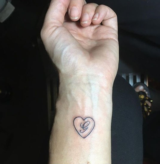 Ελκυστικό γράμμα G Τατουάζ με καρδιά