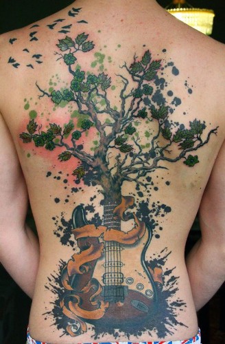 Puun tatuointi soittimella