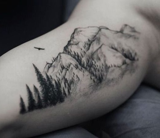 Puita kauniilla vuorten tatuoinnilla