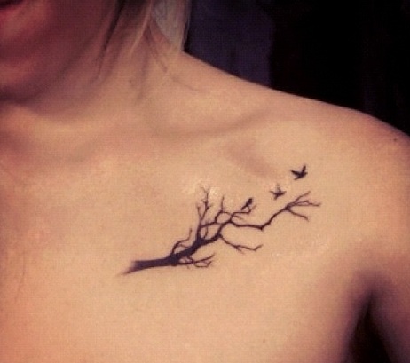 Puun oksan tatuointi