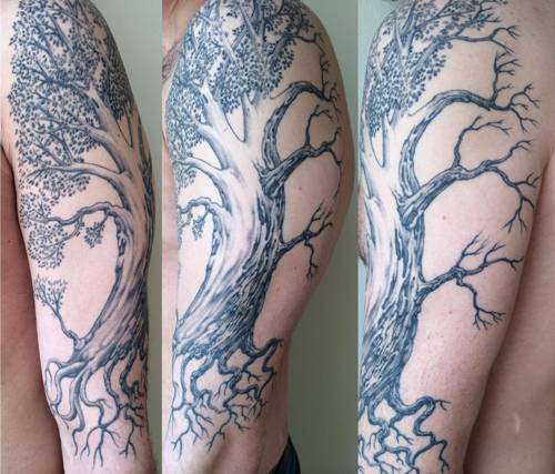 Upeita puiden tatuointeja käsillä