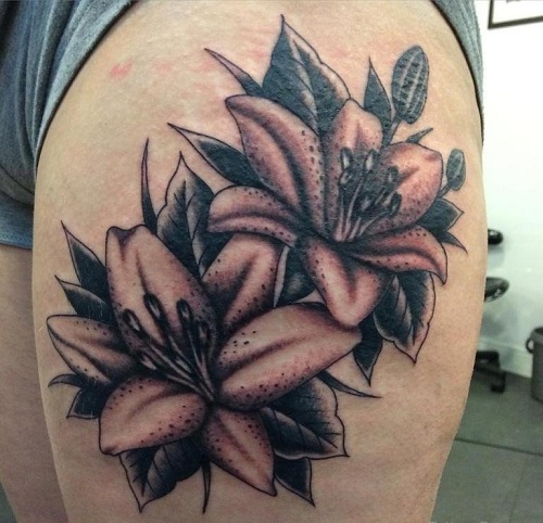 Τατουάζ Lily στο μηρό