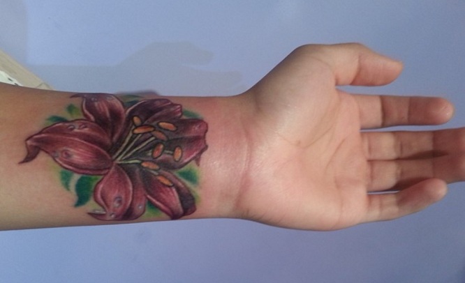 Τατουάζ Lily στον καρπό