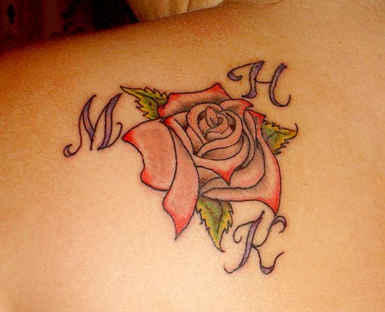 Σύγχρονο τατουάζ τριαντάφυλλου με αρχικά
