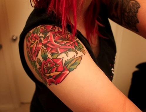 Punainen ruusu tatuointi tytölle olkapäällä
