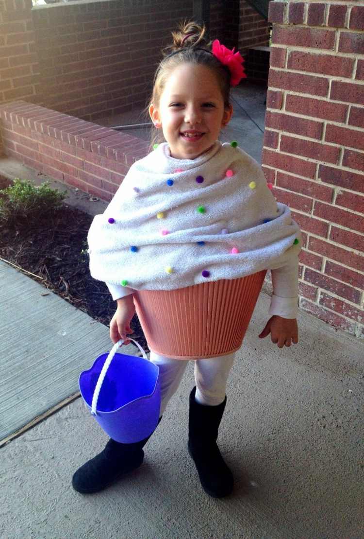halloween kostymer cupcake idé filt pompons väska hink