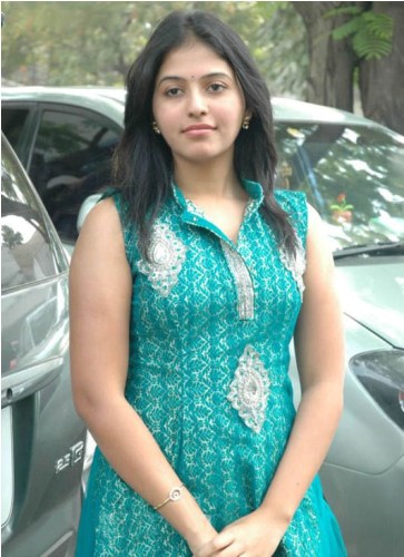 anjali χωρίς μακιγιάζ A Pose By The Car