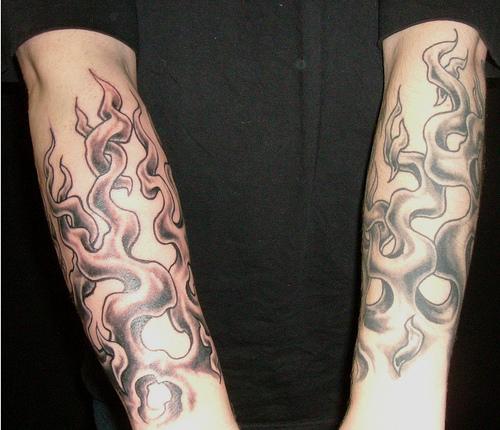 Polttavan liekin tatuoinnit käsivarteen