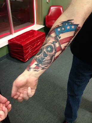 Πατριωτικό τατουάζ κρανίου και σημαίας