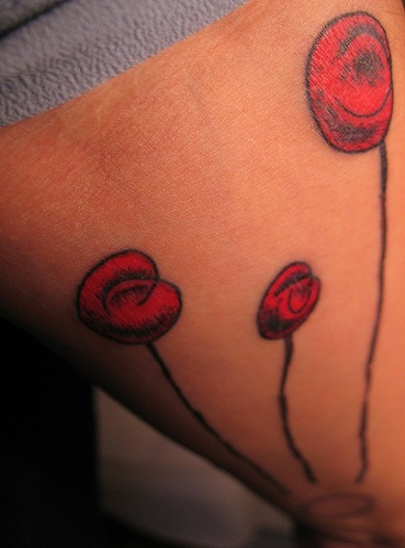 Τριπλό κόκκινο σχέδιο τατουάζ με μπαλόνι