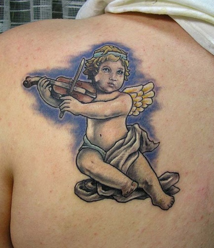 χαριτωμένο χερουβείμ με τατουάζ βιολί