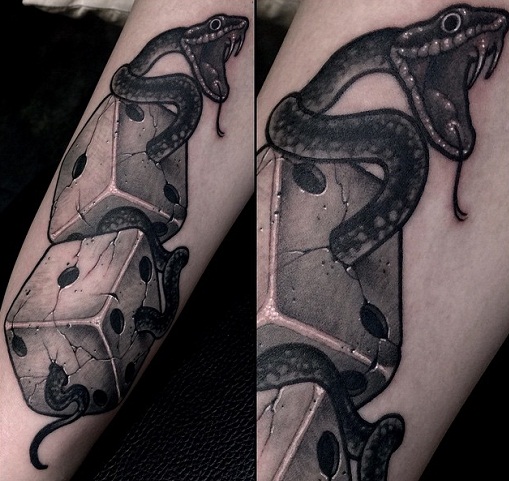 Käärme ja noppa uhkapeli tatuointi