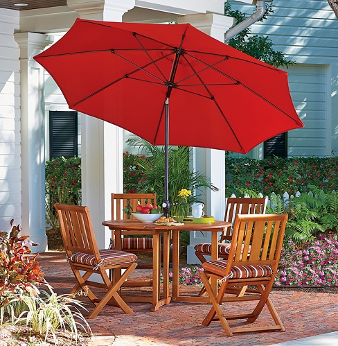 Suuri punainen sateenvarjo ja pieni patio