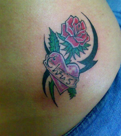 True Love osoittaa Tribal Rose Tattoo
