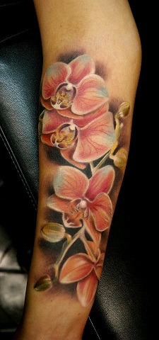 Orkideatyyppinen heimojen kukka -tatuointi