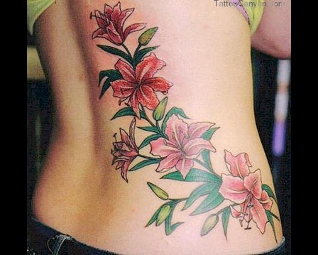 Tribal Flower Garland -tyylinen tatuointi