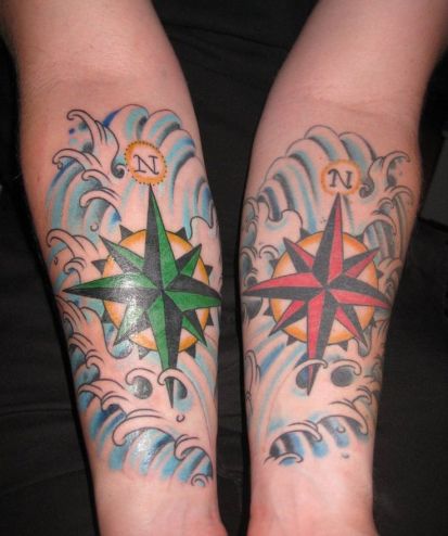 Πολύχρωμα κύματα και σχέδιο τατουάζ πυξίδας ναυτικών αστεριών