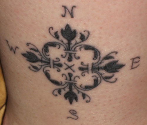 Μοναδικός σχεδιασμός τατουάζ Rose Compass Tattoo