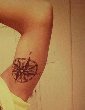 Σχέδιο τατουάζ πυξίδας για άνω χέρι