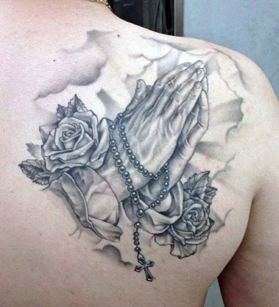 Rukoileva käsi tatuointi ruusuilla