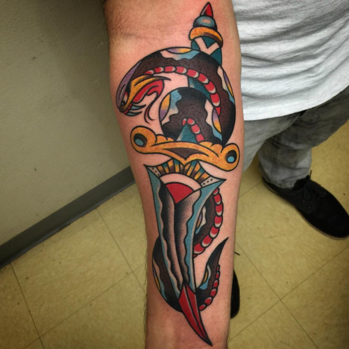Πολύχρωμο σχέδιο τατουάζ Dagger