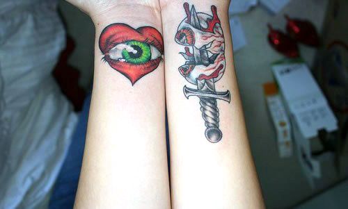 Silmän sydän ja tikari -tatuointi ranteessa