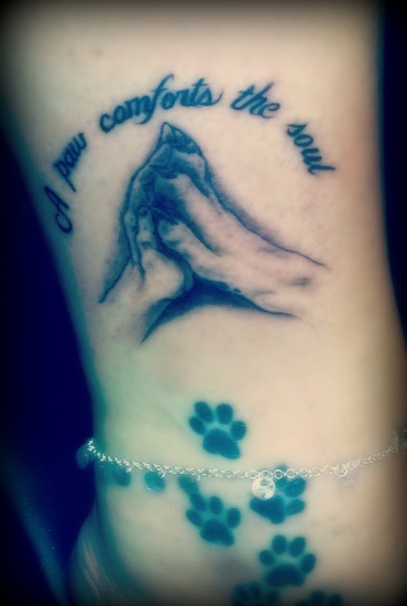 Alkuperäinen käsien ja koiran tassunjäljen tatuointisuunnittelu